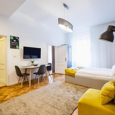 Eat It Cozy Downtown Apartments Oradea Bagian luar foto