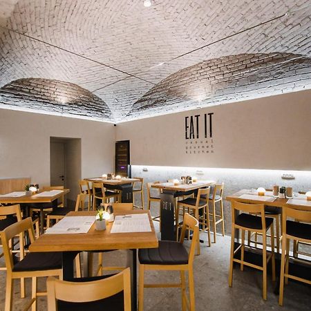 Eat It Cozy Downtown Apartments Oradea Bagian luar foto
