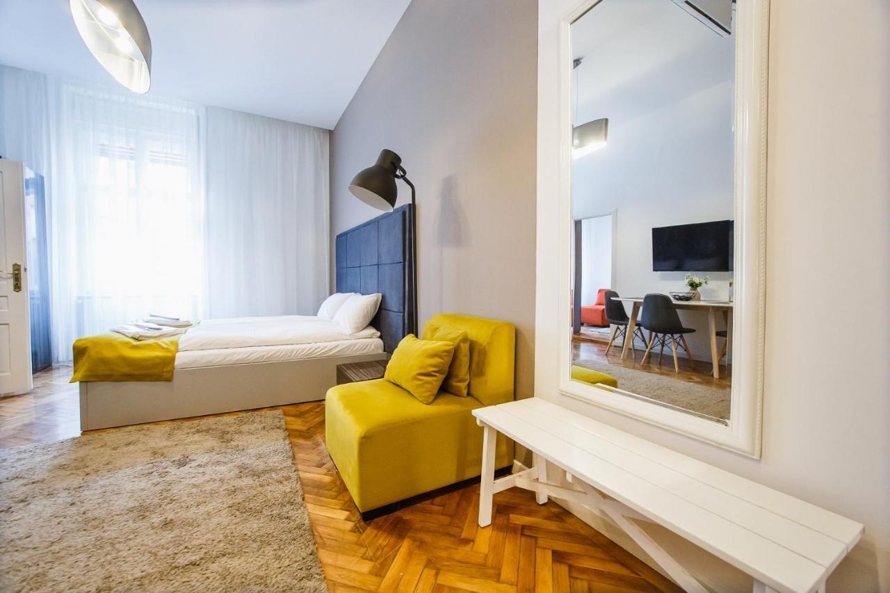 Eat It Cozy Downtown Apartments Oradea Bagian luar foto