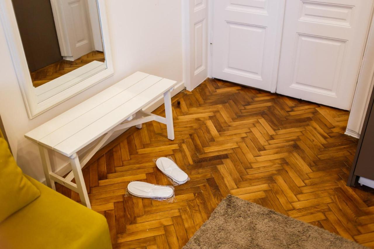 Eat It Cozy Downtown Apartments Oradea Bagian luar foto