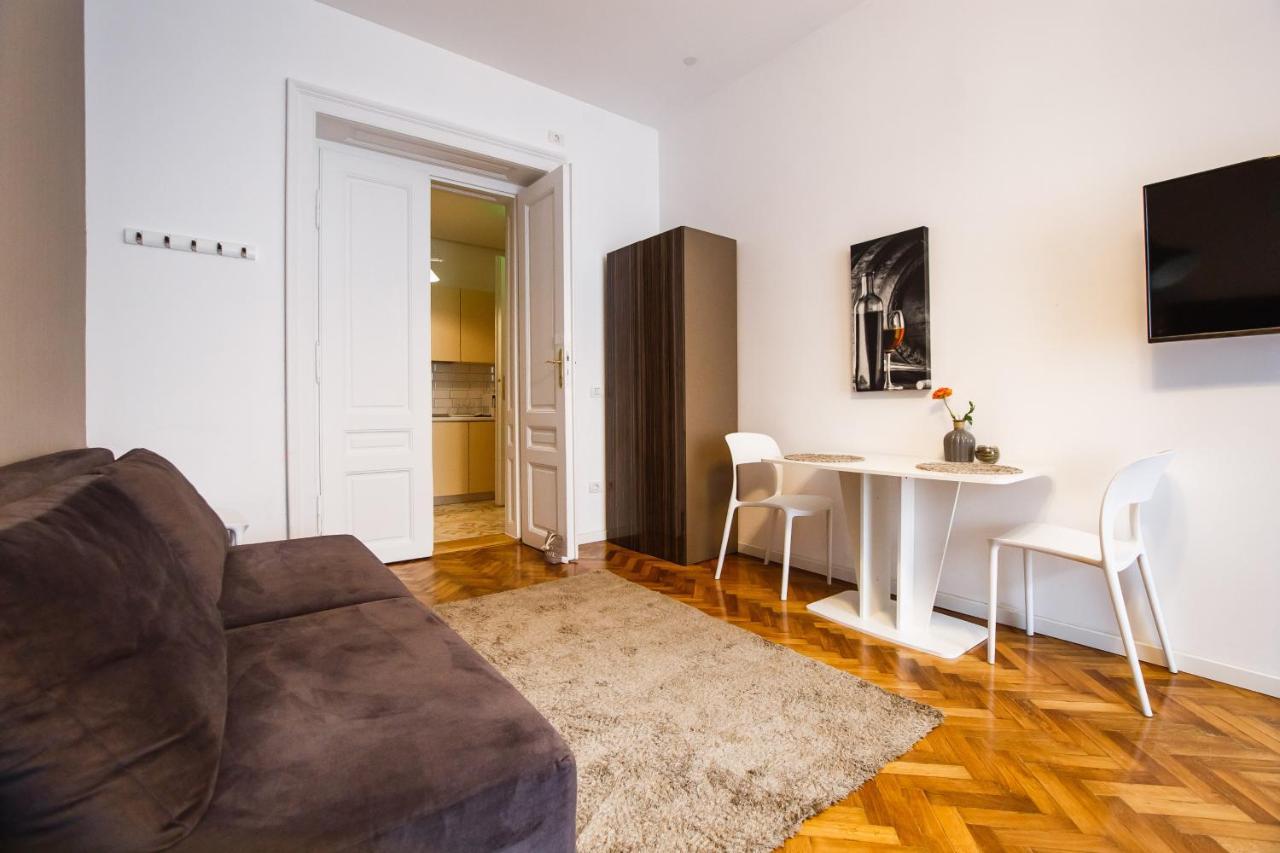 Eat It Cozy Downtown Apartments Oradea Bagian luar foto